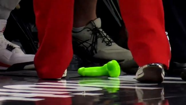 Dlaczego ludzie rzucają zielonymi wibratorami podczas meczów WNBA? Wyjaśnienie jest jeszcze bardziej absurdalne