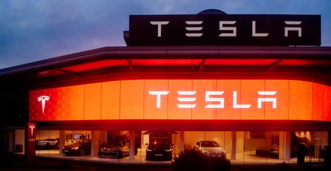 Musk fałszywie twierdzi, że Tesla FSD jest 10 razy bezpieczniejsza niż zwykła jazda ludzka