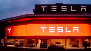 Musk fałszywie twierdzi, że Tesla FSD jest 10 razy bezpieczniejsza niż zwykła jazda ludzka