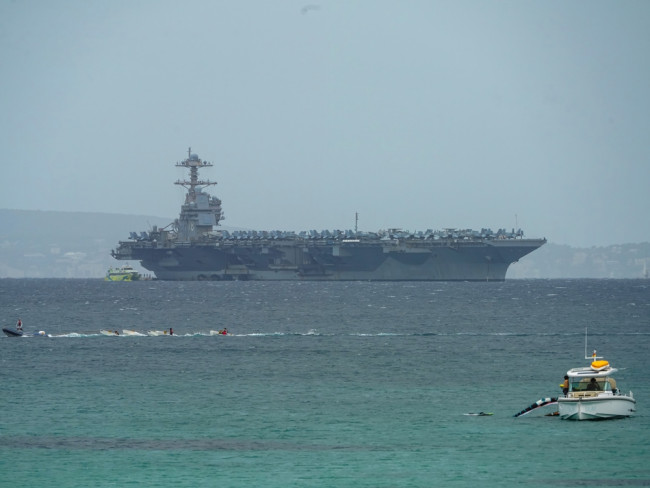 Trump wysyła myśliwce, by 