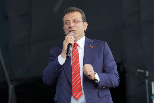 Major Stambułu uwięziony w oczekiwaniu na proces w obliczu rosnących niepokojów